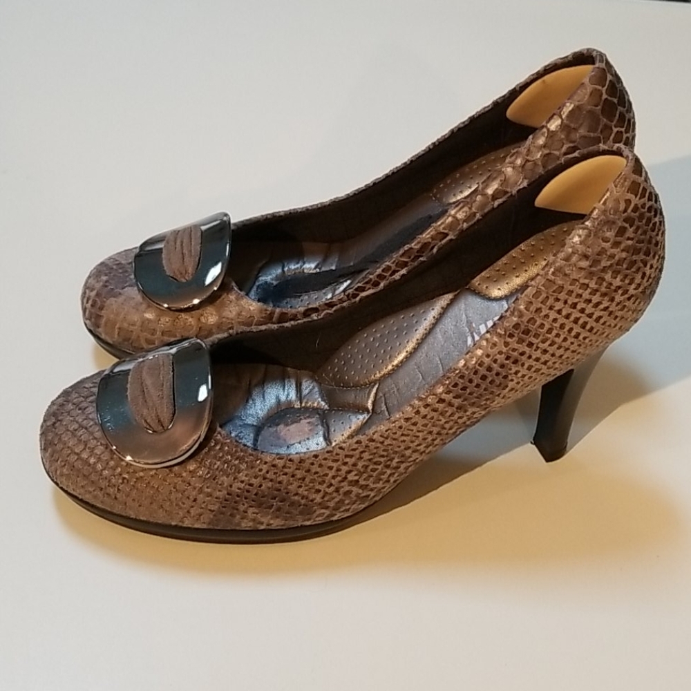 Piccadilly Snakeskin buckled pumps Sz 7.5 Comfort Brand from Brazil!